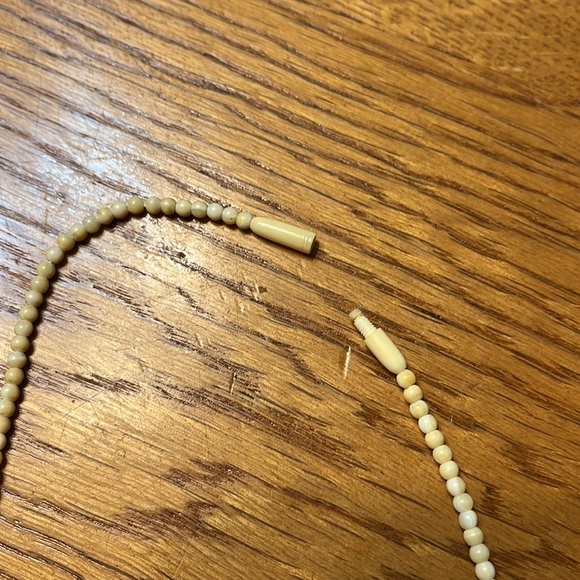 Vintage White Flower Necklace -  18 inches - Picture 4 of 4